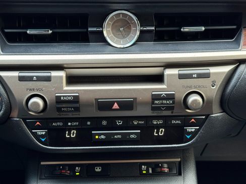 Used 2013 Lexus ES 350 w/ Luxury Pkg FWD image 29