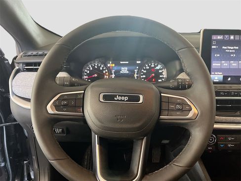 Used 2023 Jeep Compass Latitude image 11