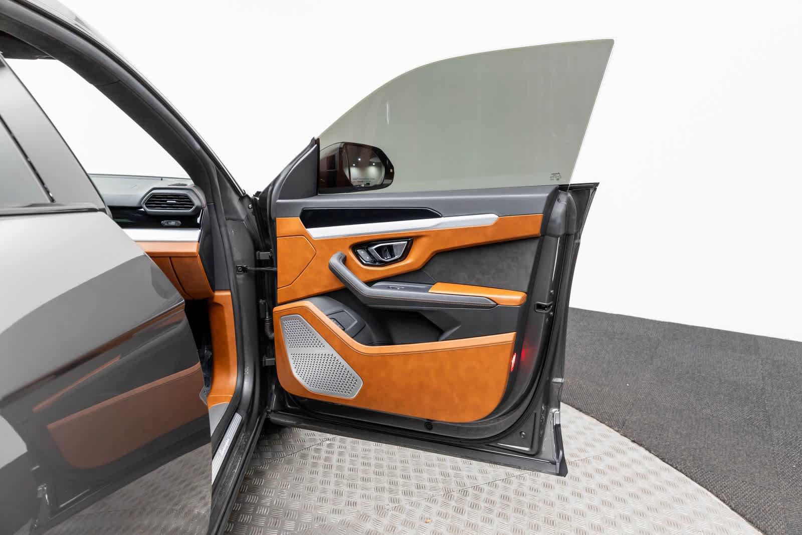 Used 2022 Lamborghini Urus AWD/4WD image 55