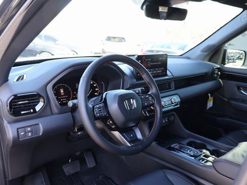 Certified 2025 Honda Pilot TrailSport image 18
