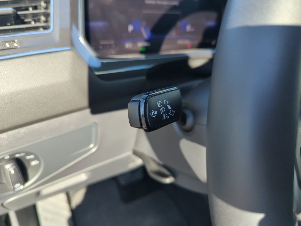 Used 2023 Volkswagen Tiguan SE w/ Panoramic Sunroof Package FWD image 19