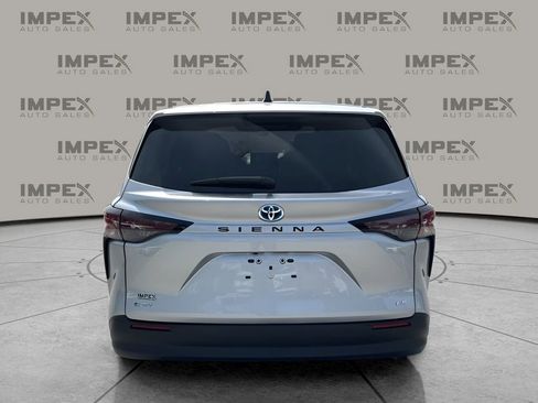 Used 2025 Toyota Sienna LE image 4