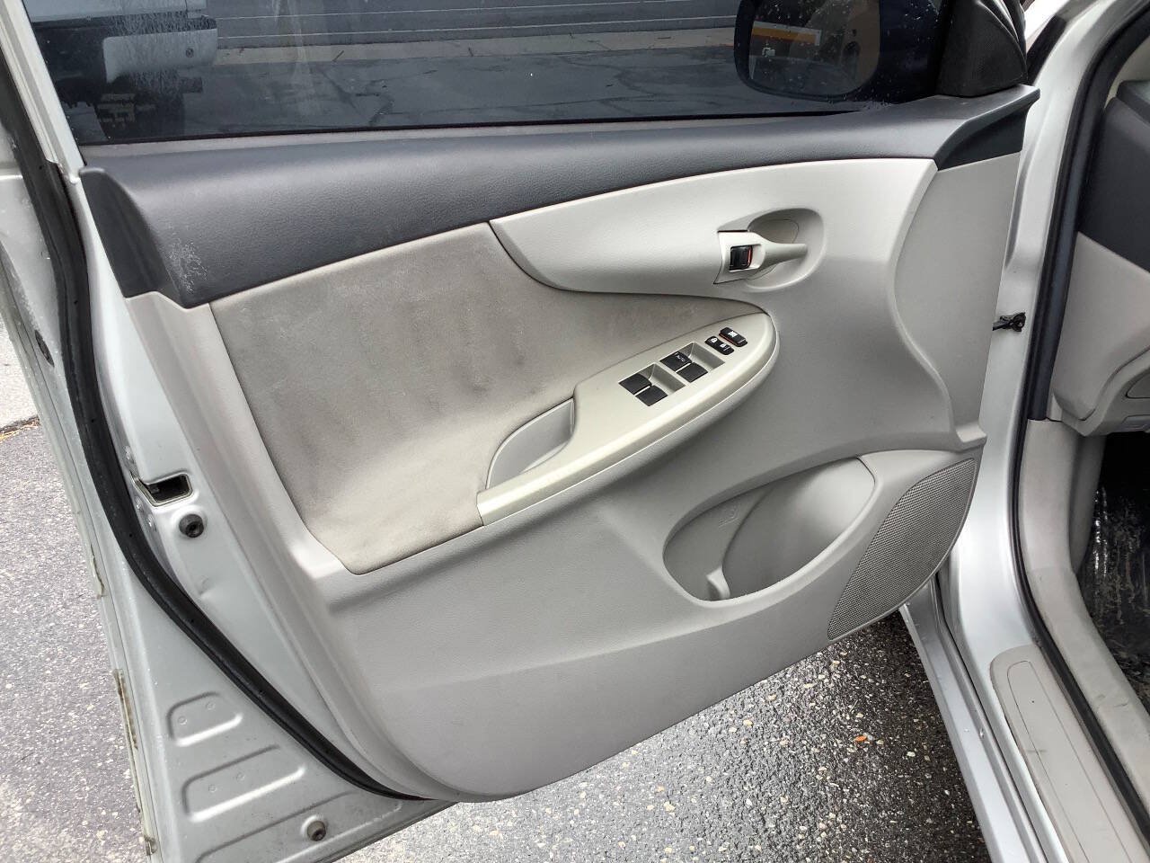 Used 2012 Toyota Corolla LE FWD image 26