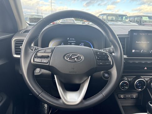Used 2024 Hyundai Venue SEL image 17