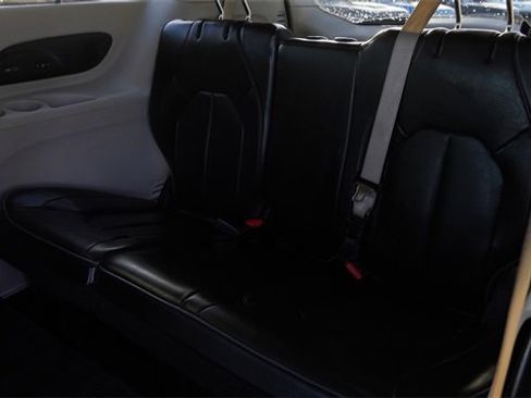 Used 2020 Chrysler Pacifica Limited w/ Tire & Wheel Group image 14