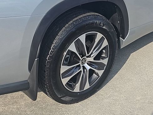 Used 2022 Toyota Highlander XLE image 9