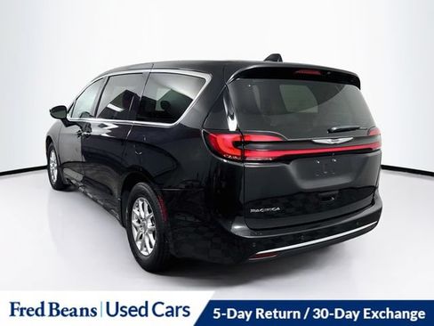 Used 2023 Chrysler Pacifica Touring-L FWD image 6
