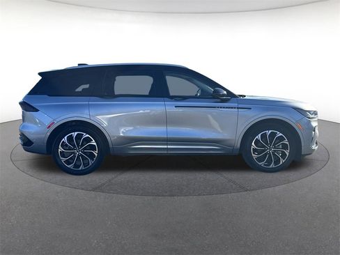 Used 2024 Lincoln Nautilus Reserve image 6