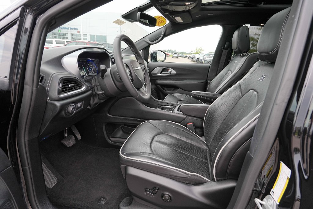 Used 2025 Chrysler Pacifica Limited FWD image 17