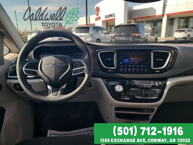 Used 2017 Chrysler Pacifica Touring Plus w/ Tire & Wheel Group FWD image 24