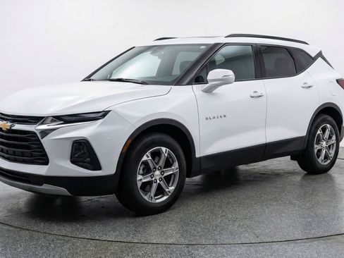 Used 2025 Chevrolet Blazer LT FWD image 3