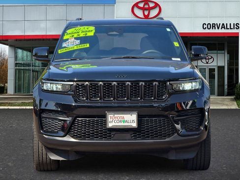 Used 2025 Jeep Grand Cherokee Altitude AWD/4WD image 9