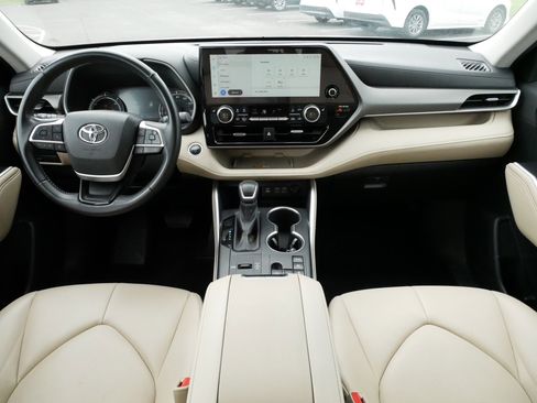 Used 2024 Toyota Highlander XLE AWD/4WD image 10