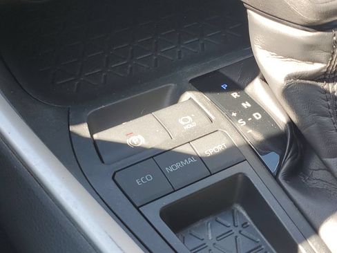 Used 2019 Toyota RAV4 LE FWD image 32