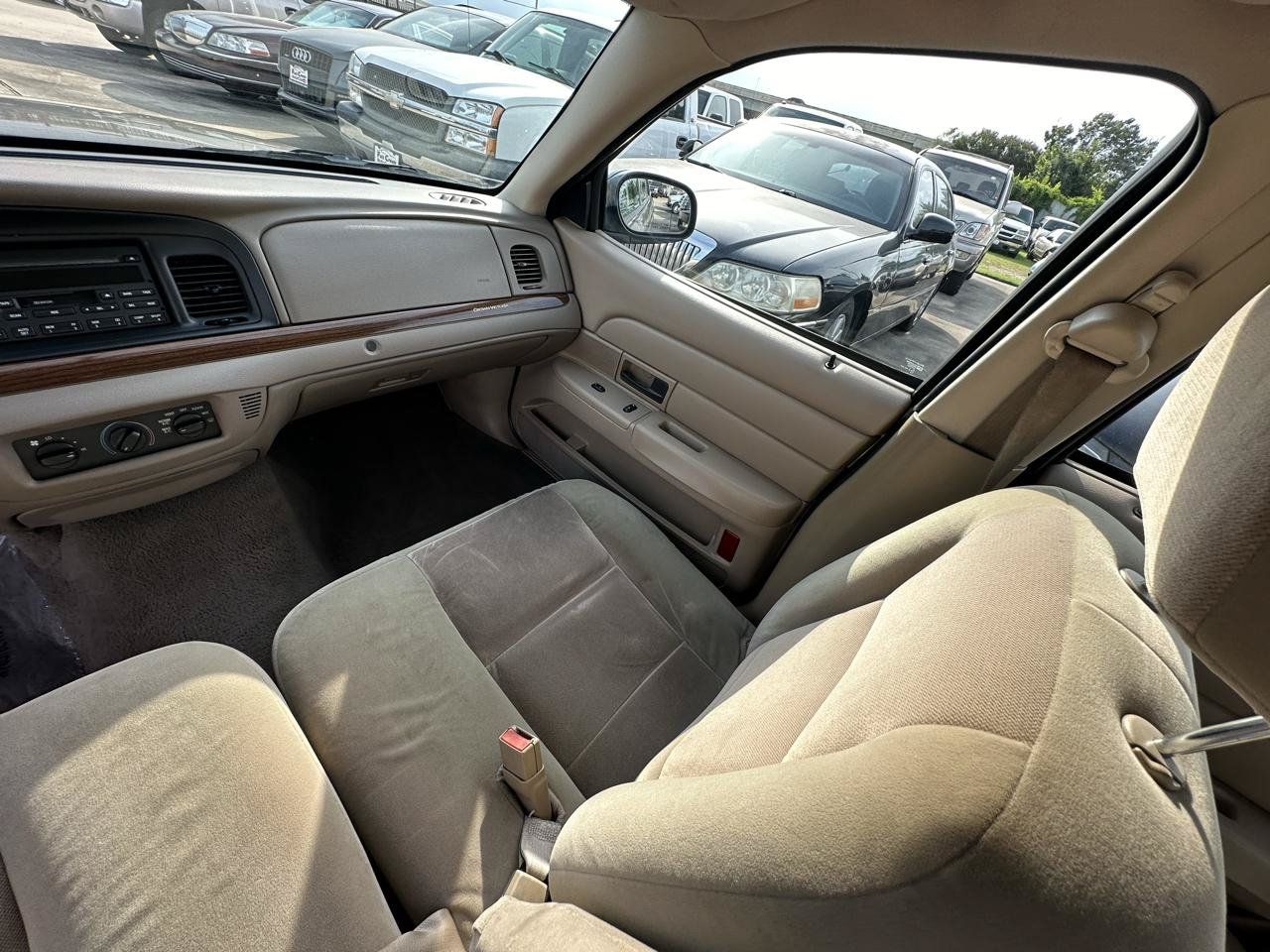 Used 2005 Ford Crown Victoria RWD image 20