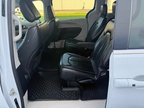 Used 2022 Chrysler Pacifica Touring-L FWD image 23