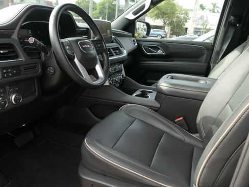 Used 2023 GMC Yukon SLT w/ SLT Premium Package AWD/4WD image 13