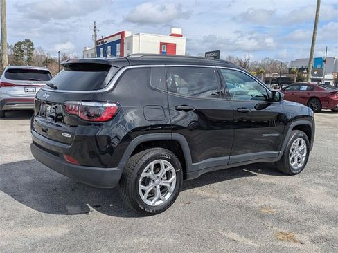 Used 2024 Jeep Compass Latitude image 3