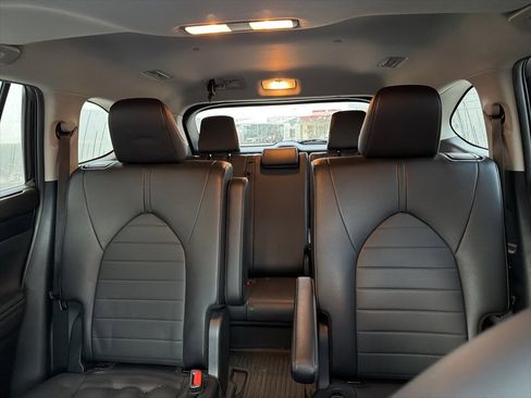 Used 2024 Toyota Highlander XLE image 12
