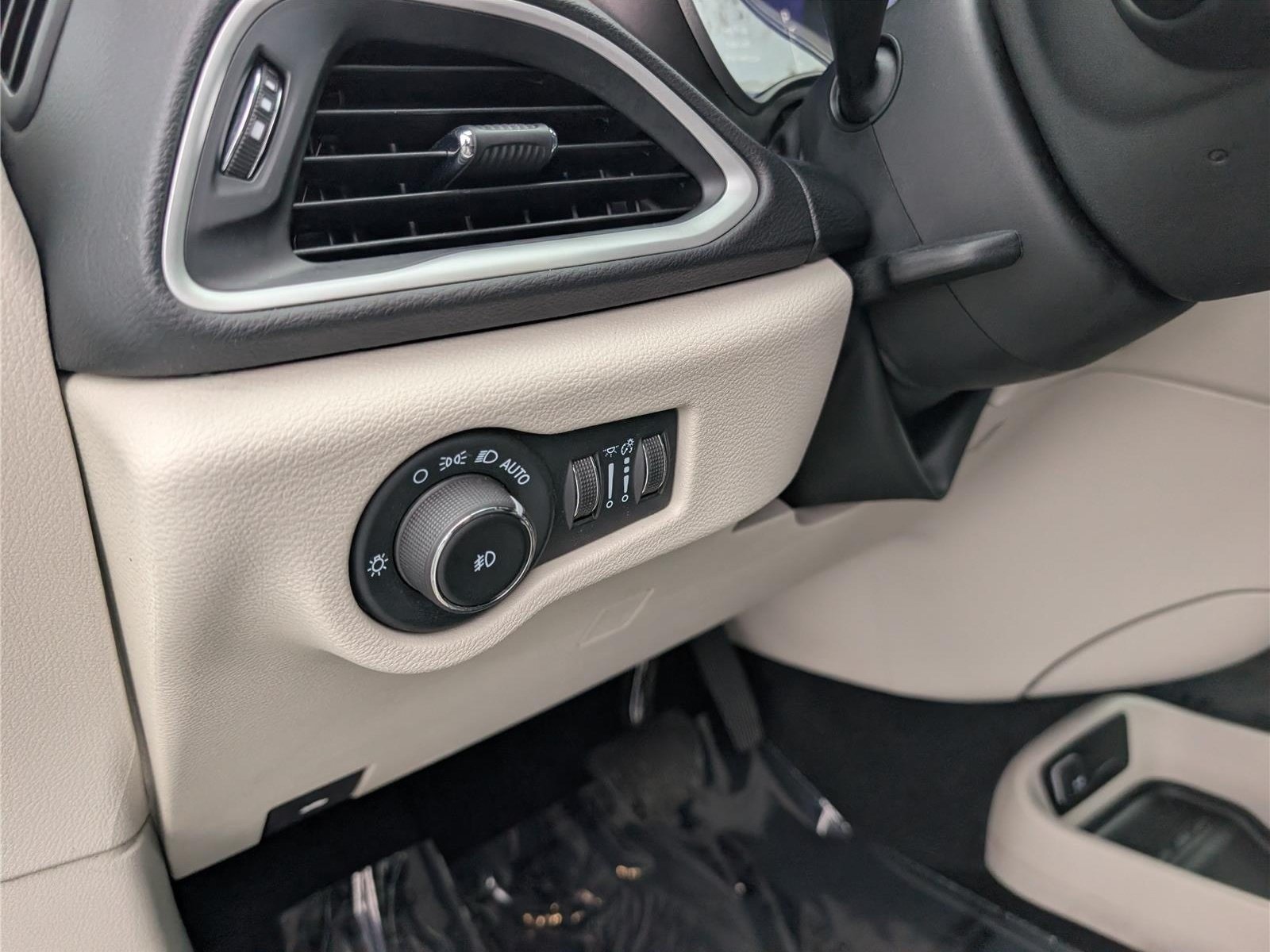 Used 2024 Chrysler Pacifica Touring-L FWD image 24