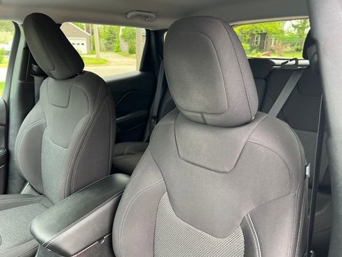 Used 2020 Jeep Cherokee Latitude w/ Cold Weather Group AWD/4WD image 13
