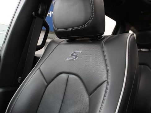 Used 2025 Chrysler Pacifica Limited image 29