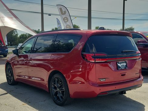 Used 2025 Chrysler Pacifica Limited w/ Trailer Tow Group FWD image 3
