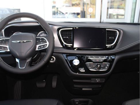 New 2026 Chrysler Pacifica Select image 22