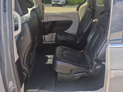 Used 2023 Chrysler Pacifica Touring-L FWD image 13