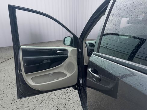 Used 2019 Dodge Grand Caravan SE w/ UConnect Hands-Free Group FWD image 24