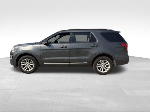 Used 2017 Ford Explorer XLT w/ Equipment Group 202A FWD image 6