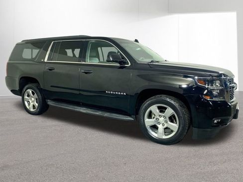 Used 2017 Chevrolet Suburban LT image 3