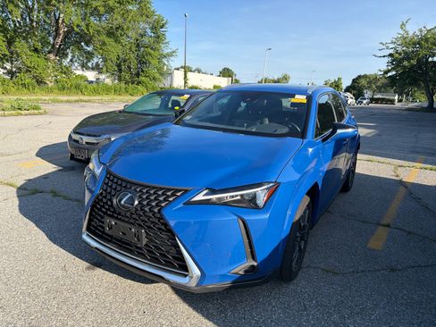 Used 2024 Lexus UX 250h AWD w/ Premium Package image 9