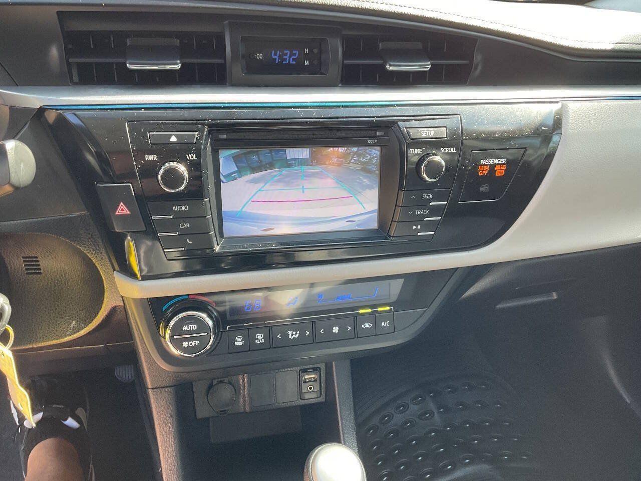 Used 2016 Toyota Corolla LE FWD image 14