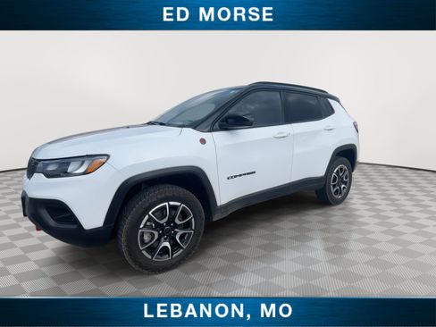 Used 2025 Jeep Compass Trailhawk AWD/4WD image 4