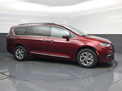 Used 2022 Chrysler Pacifica Limited image 1
