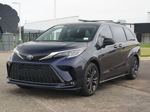 Used 2023 Toyota Sienna XSE image 24