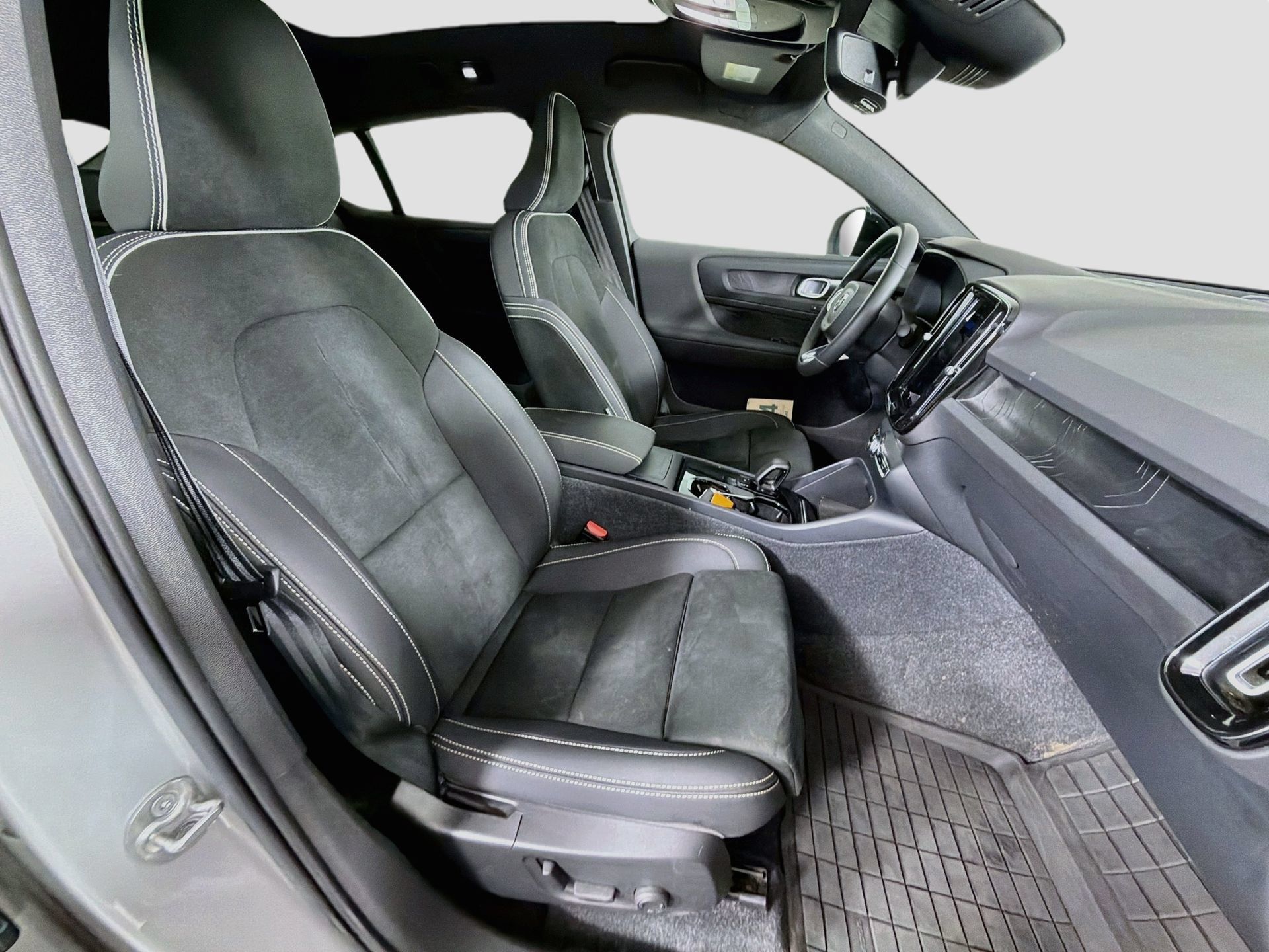 Certified 2023 Volvo C40 P8 Recharge Ultimate w/ Protection Package Premier AWD/4WD image 30