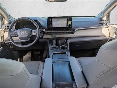 Certified 2022 Toyota Sienna Limited image 18
