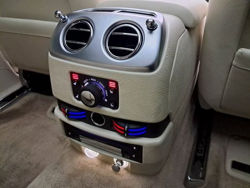 Used 2011 Rolls-Royce Ghost image 39