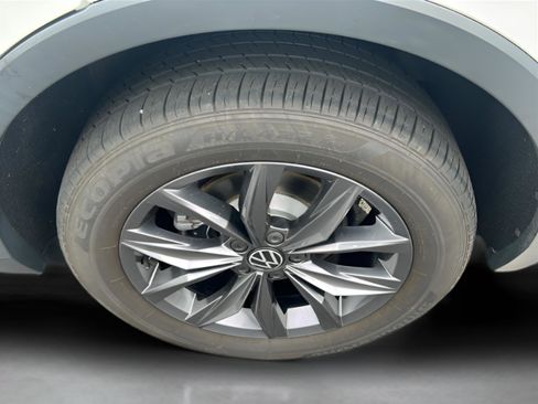 Used 2023 Volkswagen Tiguan SE w/ Panoramic Sunroof Package FWD image 31