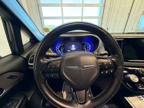 Used 2022 Chrysler Pacifica Touring-L w/ Uconnect Theater Family Group FWD image 31
