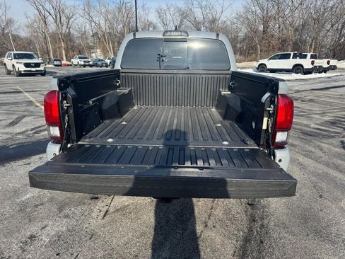 Used 2018 Toyota Tacoma TRD Sport w/ Technology Package image 3