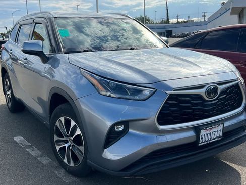 Used 2021 Toyota Highlander XLE AWD/4WD image 3