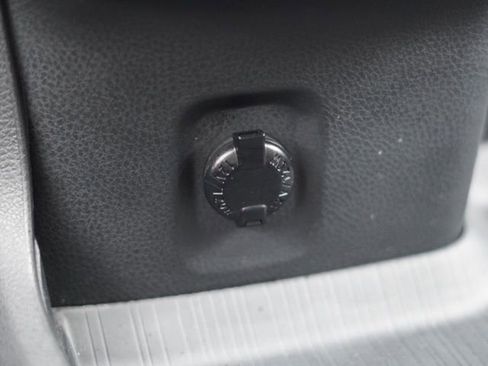 Used 2023 Toyota Sienna Limited image 32