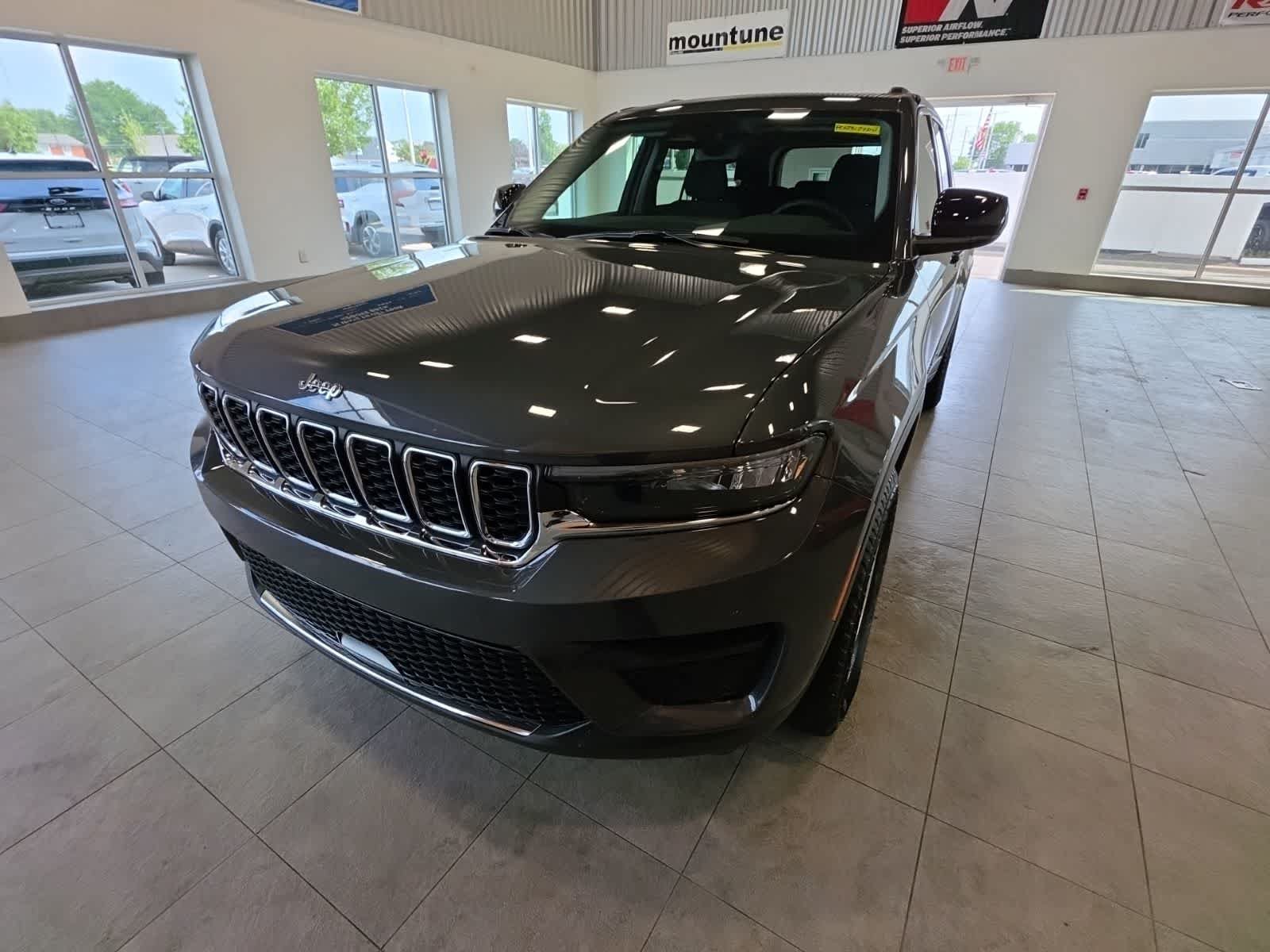 Used 2023 Jeep Grand Cherokee Laredo w/ Luxury Tech Group I AWD/4WD image 3