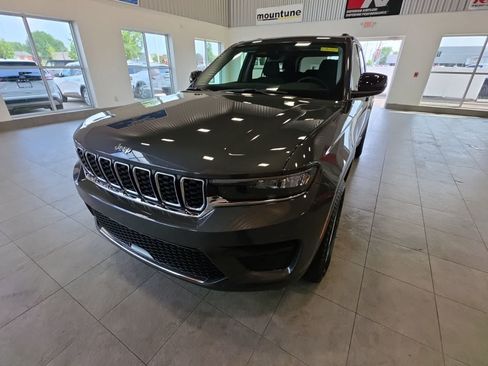 Used 2023 Jeep Grand Cherokee Laredo w/ Luxury Tech Group I AWD/4WD image 3