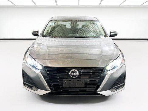 Used 2025 Nissan Altima 2.5 SV FWD image 2