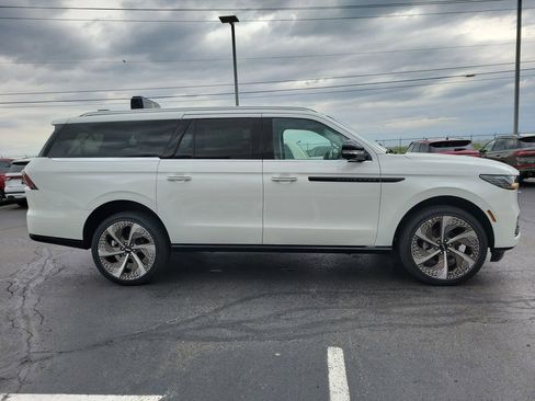 New 2026 Lincoln Navigator L Black Label AWD/4WD image 3
