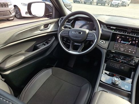 New 2025 Jeep Grand Cherokee Altitude image 10